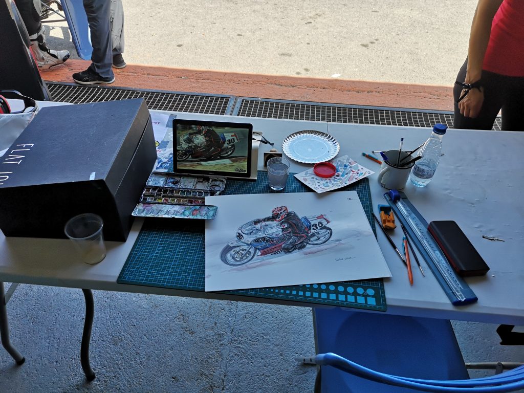 Mesa imrovisada para realizar el dibujo de Nichi en su moto